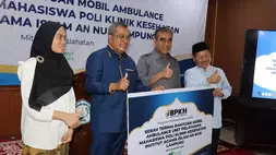 Wakil Ketua MPR Ahmad Muzani memberikan bantuan satu unit mobil ambulance kepada Universitas Islam An Nur di Kota Baru, Lampung Selatan, Kamis, 25 Mei 2023. 