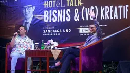 Menteri Pariwisata dan Ekonomi Kreatif (Menparekraf) Sandiaga Uno (kanan) dalam pemaparannya yang dipandu Direktur Utama B-Universe yang juga moderator acara Rio Abdurachman, dalam acara HoteL Talk dengan tema "Bisnis & (VS) Kreatif" di el Hotel Bandung, Jawa Barat, Sabtu (27/5/2023). (B-Universe Photo/Joanito De Saojoao)
