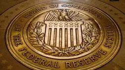 Stempel Dewan Gubernur Sistem Federal Reserve Amerika Serikat dipajang di tanah di Gedung Dewan Federal Reserve Marriner S. Eccles di Washington pada 5 Februari 2018. (Foto: AP/Andrew Harnik, File)