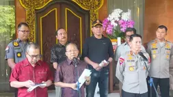 Gubernur Bali I Wayan Koster dan Kepala Bank Indonesia (BI) Perwakilan Bali Trisno Nugroho saat konferensi pers pengembangan pariwisata Bali, di Denpasar pada 28 Mei 2023. (Foto: ANTARA/Ni Luh Rhismawati)