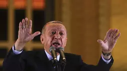 Calon presiden Presiden Turki dan Aliansi Rakyat Recep Tayyip Erdogan berpidato di istana kepresidenan di Ankara, Turki pada 28 Mei 2023. (Foto: AP/Ali Unal)