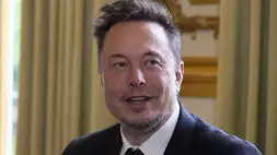 CEO Twitter (yang sekarang bernama X. Corp) Tesla Elon Musk saat berada di Istana Elysee Paris, Prancis pada 15 Mei 2023. (Foto: AP Photo/Michel Euler, Pool, File)