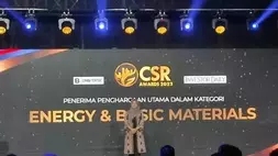 Vice President of CSR & SMEPP Program PT Pertamina (Persero) Fajriyah Usman mewakili Pertamina menerima penghargaan CSR Awards untuk Kategori Energy and Basic Material 