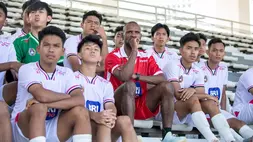 Para pemain sepak bola muda Indonesia berfoto bersama Eric Abidal.