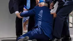 Presiden Amerika Serikat (AS) Joe Biden tersandung dan jatuh saat upacara wisuda di akademi Angkatan Udara AS di Colorado, AS. (Foto: AP)