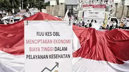 Massa Tenaga medis dan kesehatan dari berbagai organisasi kesehatan melakukan aksi di depan gedung MPR/DPR-DPD, Senayan, Jakarta, Senin (5/6/2023). Massa tersebut melakukan aksi damai untuk menolak pembahasan rancangan undang-undang atau RUU Kesehatan Omnibus Law. 