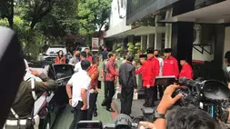 Tiba di Lokasi Rakernas PDIP,  Ganjar dan Prananda Prabowo Sambut Jokowi