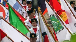 Sejumlah peserta kirab membawa bendera partai politik saat acara Kirab Pemilu 2024 di Kabupaten Bogor Jawa Barat, Senin (13/11/2023). Kirab yang digelar oleh Komisi Pemilihan Umum (KPU) Kabupaten Bogor tersebut sebagai sarana sosialisasi Pemilu damai dan edukasi serta mengajak masyarakat berpartisipasi dalam kontestasi demokrasi Pemilu 2024. (ANTARA FOTO/Yulius Satria Wijaya/YU)