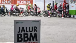 Sejumlah pengendara motor antre untuk mengisi bahan bakar minyak (BBM) subsidi jenis Pertalite di SPBU Asaya, Semarang, Jawa Tengah. (ANTARA FOTO/Makna Zaezar/Spt)
