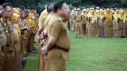 Sejumlah Pegawai Negeri Sipil (PNS) mengikuti apel pertama awal tahun di Lapangan Tegar Beriman, Cibinong, Kabupaten Bogor, Jawa Barat, Selasa (2/1/2024). Presiden Joko Widodo resmi mengumumkan kenaikan gaji PNS 2024 sebesar 8 persen dan pensiunan sebesar 12 persen. (ANTARA FOTO/Yulius Satria Wijaya/tom)