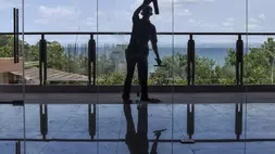 Foto ilustrasi. Pekerja membersihkan kaca kamar hotel Grand Palma Pangandaran di Pantai Pangandaran, Jawa Barat. (ANTARA FOTO/Adeng Bustomi/Spt)