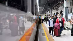 Suasana naik turun penumpang di stasiun kereta api (Foto: Kemenhub)