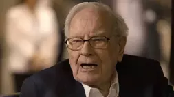 Warren Buffett berjalan menjelang Rapat Pemegang Saham Tahunan Berkshire Hathaway di Omaha, Nebraska, Amerika Serikat pada 3 Mei 2024. (Foto: David A. Grogen / CNBC)