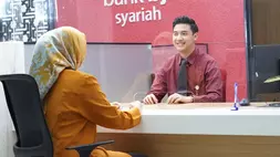 Petugas Bank BJB Syariah sedang melayani nasabah. (ist)