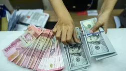 Ilustrasi mata rupiah dan dolar AS. (Foto: ANTARA FOTO/ Rivan Awal Lingga/wpa)