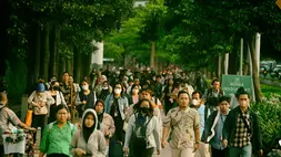 Sejumlah pekerja berjalan menuju moda transportasi usai bekerja di kawasan Sudirman, Jakarta Pusat, baru-baru ini. (B-Universe Photo/Joanito De Saojoao)