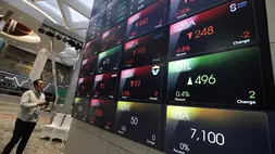 Pengunjung berada di galeri BEI, Jakarta. (Investor Daily/David Gita Roza)