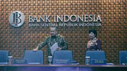 Gubernur Bank Indonesia (BI) Perry Warjiyo (kiri) berbincang bersama Deputi Gubernur Senior Destry Damayanti di Jakarta. (B-Universe Photo/Joanito De Saojoao)