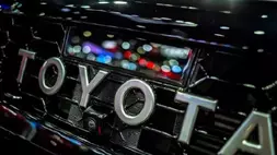 Logo Toyota terlihat di Bangkok International Motor Show. (Foto: REUTERS/Athit Perawongmetha/File Photo)