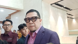 Anggota Komisi II DPR Ahmad Doli Kurnia menjawab pertanyaan media di gedung DPR, kompleks parlemen, Senayan, Jakarta, Selasa (10/9/2024).