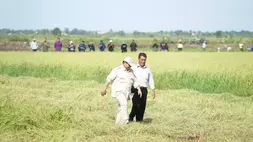 Presiden Prabowo Subianto bersama Mentan Andi Amran Sulaiman saat mengunjungi lahan pertanian di Merauke, Papua, Minggu, 3 November 2024 lalu. (B-Universe Photo/Yerid Tao Pan)