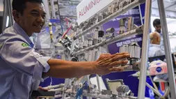 Pengunjung melihat produk industri manufaktur pada pameran Manufacturing Indonesia 2024 di JIXPO Kemayoran, Jakarta, Rabu (4/12/2024). (ANTARA FOTO/Muhammad Adimaja)