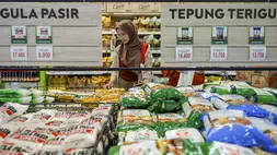Warga memilih produk saat belanja di salah satu industri ritel di Cinunuk, Kabupaten Bandung, Jawa Barat. (ANTARA FOTO/Raisan Al Farisi)