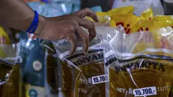 Warga membeli Minyakita di salah satu toko di Pasar Kosambi, Bandung, Jawa Barat. (ANTARA FOTO/Raisan Al Farisi)