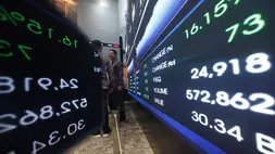 Pengunjung berada di galeri Bursa Efek Indonesia, Jakarta. (Investor Daily/David Gita Roza)