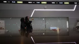 Pengunjung melihat layar pergerakan saham di gedung BEI, Jakarta. (Investor Daily/David Gita Roza)