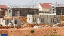 Sejumlah pekerja menyelesaikan pembangunan rumah subsidi di Batam, Kepulauan Riau, belum lama ini. (ANTARA FOTO/Teguh Prihatna)
