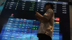 Pengunjung berada di mainhall Bursa Efek Indonesia, Jakarta. (Investor Daily/David Gita Roza)