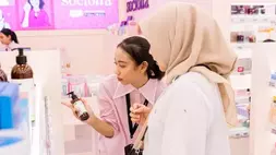 Konsumen sedang mencoba kosmetik 
