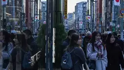 Pejalan kaki berjalan di kawasan wisata populer Ginza di pusat Tokyo, Jepang pada 30 Desember 2024. (Foto: AFP)