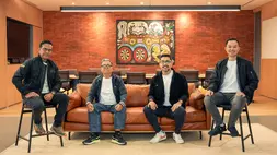 Presiden Direktur PT Arkora Hydro Tbk (ARKO) Aldo Artoko bersama dengan jajaran direksi lainnya.
