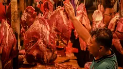 Pedagang menata daging sapi di Pasar Klender, Jakarta. (ANTARA FOTO/Bayu Pratama S)