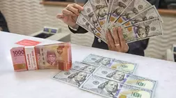 Suasana penukaran mata uang dolar Amerika ke mata uang rupiah di salah satu pusat penukaran mata uang asing di kawasan Kwitang, Jakarta Pusat, Minggu (6/4/2025). (Foto: B-Universe/ Joanito De Saojoao)