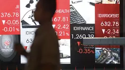 Pengunjung berada di mainhall BEI, Jakarta. (Investor Daily/David Gita Roza)