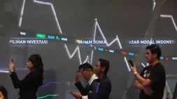 Pengunjung berada di mainhall Bursa Efek Indonesia, Jakarta. (Investor Daily/David Gita Roza)