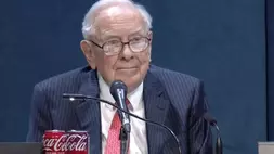 Warren Buffett berbicara selama Rapat Pemegang Saham Tahunan Berkshire Hathaway di Omaha, Nebraska, Amerika Serikat (AS) pada 3 Mei 2025. (Foto: AP)