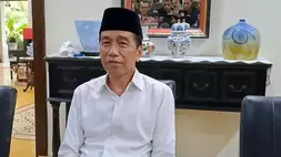 Presiden ke-7 RI, Joko Widodo (Jokowi) saat menjawab pertanyaan awak media di kediamannya, Jumat (23/5/2025)