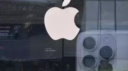 Orang-orang mengunjungi toko Apple yang mempromosikan iPhone 16 di pusat perbelanjaan luar ruangan di Beijing, China, Minggu (11/5/2025). (Foto: AP/ Andy Wong)