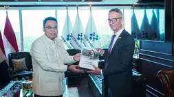 Angga Raka Prabowo (kiri) menyerahkan jersey Tim Nasional Indonesia berwarna putih dan buku berjudul "Military Leadership" catatan dari pengalaman Presiden RI, Jenderal TNI (Purn.) Prabowo Subianto kepada Duta Besar Steve Lang. (Foto: Humas Komdigi)