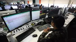 Karyawan tengah memantau pasar di dealing room BNI. (Investor Daily/David Gita Roza)
