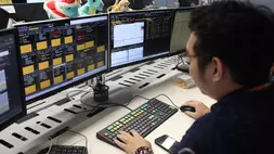Karyawan tengah memantau pasar di dealing room BNI. (Investor Daily/David Gita Roza)