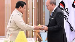 Presiden Prabowo Subianto (kiri) dan CEO Danantara Indonesia Rosan Roeslani di sela-sela peresmian kantor baru Danantara Indonesia di Wisma Danantara Indonesia di Jalan Gatot Subroto, Jakarta Selatan, Senin (30/6/2025). (Foto: BPMI Setpres)