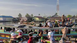 Pedagang menjajakan dagangannya di Pasar Terapung. (ist)