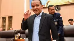 Menteri ESDM Bahlil Lahadalia bersiap mengikuti rapat kerja dengan Komisi XII DPR di Kompleks Parlemen, Senayan, Jakarta. (ANTARA FOTO/Rivan Awal Lingga)