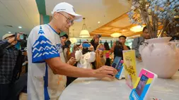 Kepala Kantor Perwakilan Bank Indonesia Provinsi Sulawesi Selatan Rizki Ernadi Wimanda melakukan pembayaran menggunakan QRIS Tap yang disediakan Nobu Bank di Monsieur Spoon Makassar. (Foto Ist)
 