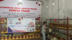 Penjual merapikan beras yang dijual di Koperasi Desa Penfui Timur, Kabupaten Kupang, Nusa Tenggara Timur, Jumat (4/7/2025). Koperasi Desa Merah Putih tersebut memiliki enam unit usaha yakni mulai dari penyediaan sembako, klinik desa, apotek, gudang sembako hingga layanan logistik untuk mendukung kesejahteraan sekaligus ekonomi masyarakat desa di wilayah itu. (ANTARA FOTO/Mega Tokan)